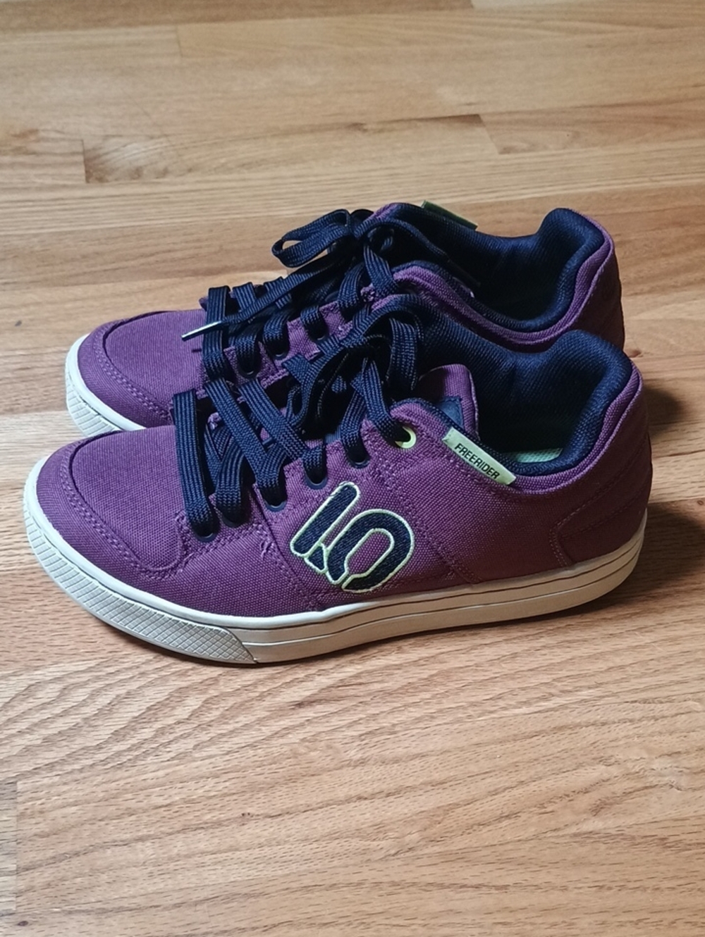 Adidas Mens Maroon & Black Flat Pedal Biking Sneakers. 5.10 Freeriders